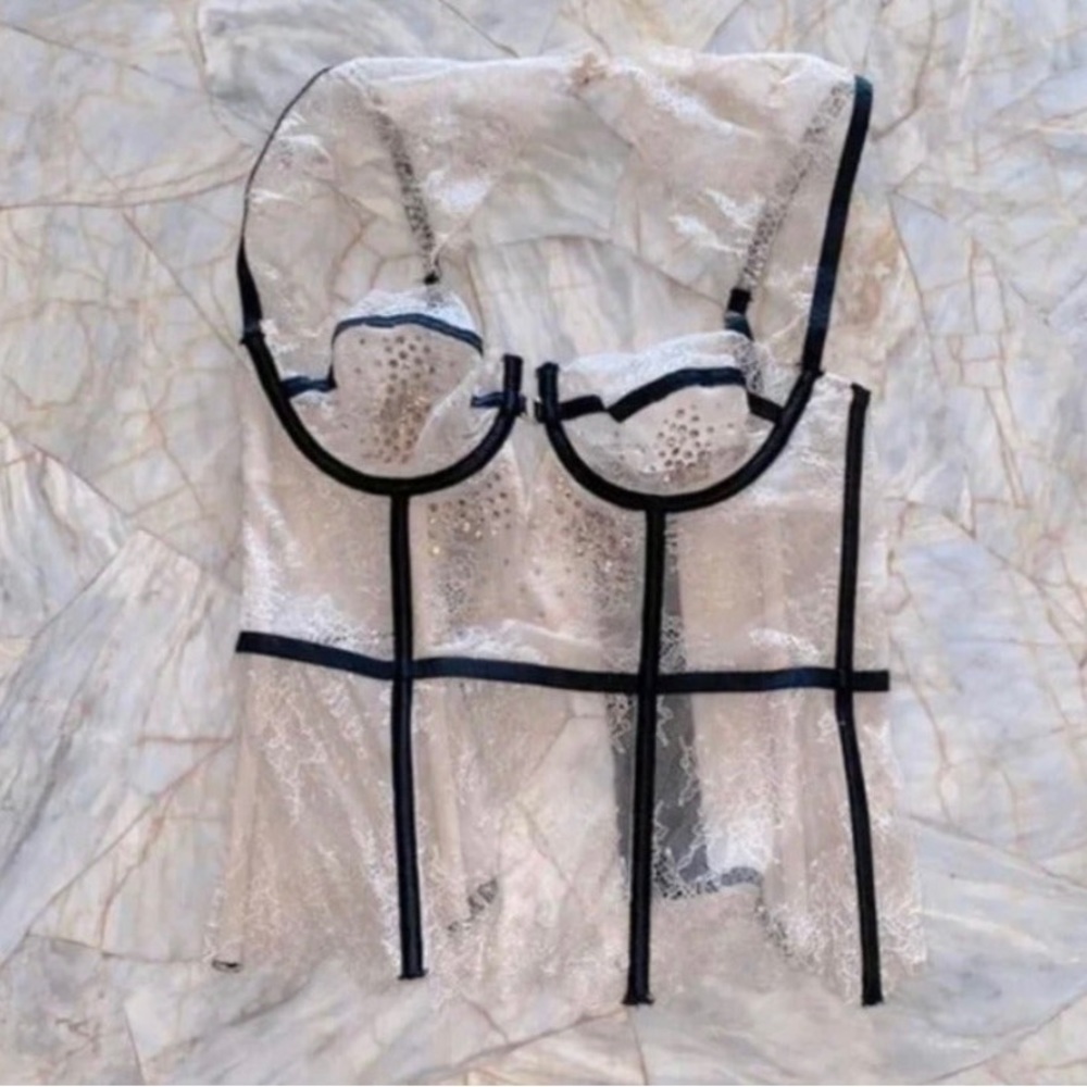 Rare VS Fashion Show 2014
Embellished Gold Corset
Swarovski Crystals Size 36D - Picture 5 of 10